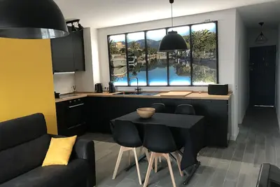Image de Appartement situé  sur canal avec amarre vue montagne