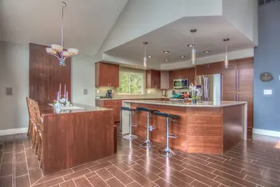 Image de Bend Mountain Modern - 2000 Pc avec spa, pont supérieur, foyer, Ac