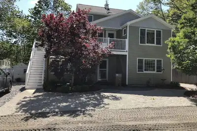 Image de 4 Br, 2 salles de bain près de tout! 1/2 mile au centre 8/10 à la plage