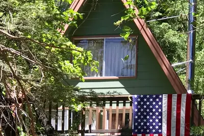 Image de Serene Sierra Cabin dans la grande forĂŞt d'arbres