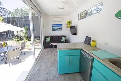 Image de Conteneur d'expédition propre et moderne à proximité de la plage! 1 sur 2 sur notre propriété.
