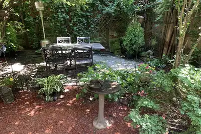 Image de Appartement au rez-de-chaussée West Village avec Jardin! Vivre à la campagne en ville!