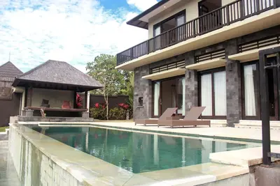 Image de Villa privée de 3 chambres avec un grand jardin