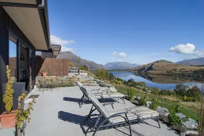 Image de Superbe Vista surplombant le lac Hayes et les montagnes environnantes!