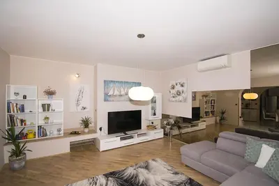 Image de Appartement entouré de verdure dans un endroit calme