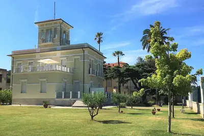Image de Première rangée mer avec grand jardin