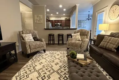 Image de Récemment mis à jour cuisine et appareils, Villa récemment redécorée sur terrain de golf