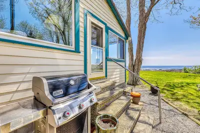 Image de Deux magnifiques chalets au bord de l'eau avec un foyer - à pied des plages et de la ville!