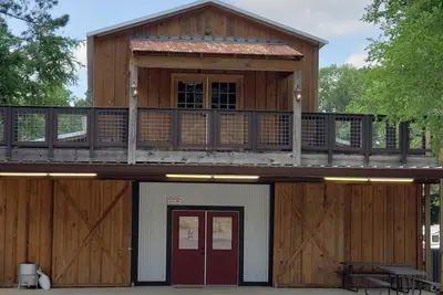 Image de Grange privée située dans un luxueux complexe de camping pour adultes