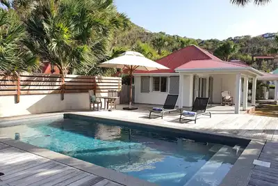 Image de Front de mer, piscine privée, grande terrasse, chambres dans des bungalows séparés