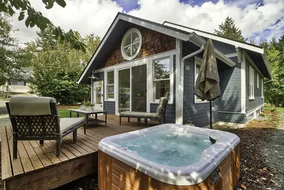 Image de 5bdrm Craftsman avec un bain à remous et un barbecue dans un quartier merveilleux