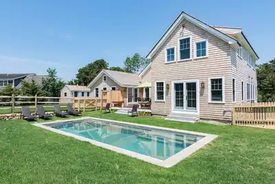 Image de Composé de ferme moderne avec piscine et grange de fête à Katama