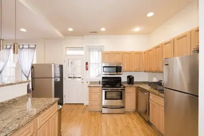 Image de Emplacement Familial Pres Des Sites Historiques, Parking dans la rue