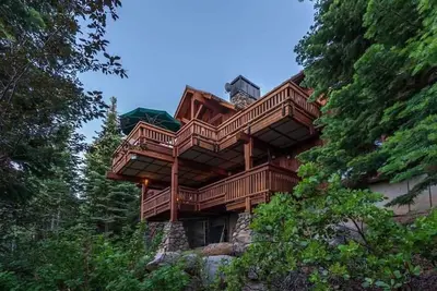 Image de Designer Northstar Retreat: cheminée, ping-pong, billard, bain à remous