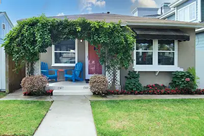 Image de Cozy Beach Bungalow à quelques pas du sable et 4 pâtés de maisons de la jetée et de la rue principale
