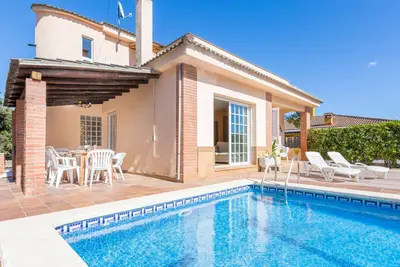 Image de 2dp01 - Maison accueillante de 4 chambres avec jardin et piscine privée située près de la plage