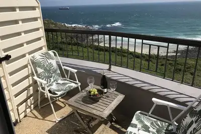 Image de Premier étage balcon appartement avec vue imprenable sur la mer.