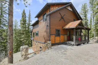Image de Nouveau chalet de montagne rustique moderne, grandes fenêtres avec vue sur la grande terrasse / le bain à remous