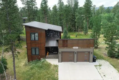 Image de Cabine isolée rustique moderne sur les routes pavées avec bain à remous et club-house avec piscine!