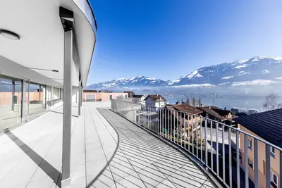 Image de Villa moderne avec vue imprenable sur le lac et la montagne