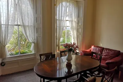 Image de Grand appartement dans une propriété de style Régence à côté du port de Douvres et des falaises blanches avec parking