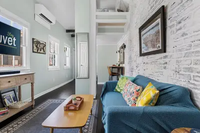 Image de Blue Cottage - Downtown 1 Bed / 1 salle de bain complète Studio - 1 Min de la salle de cèdre à l'usine de cigares