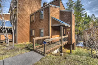 Image de Condo confortable dans le village de Northstar, balcon avec barbecue, cheminée, vue imprenable sur la forêt