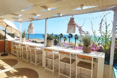 Image de Beach House avec vue spectaculaire sur l'océan!