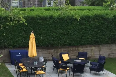 Image de Falaise - à quelques pas de la ville, 4 grandes suites Br, cour Lg, patio et foyer.