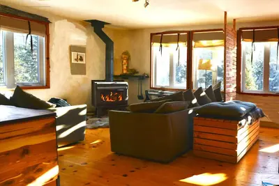 Image de Zen, paisible, chalet sur le ruisseau de montagne, entouré par la nature, les oiseaux, les fleurs