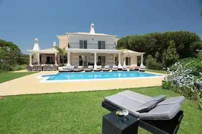 Image de Luxueuse villa, piscine privée, vues sur mer, 5 chambres, salle de cinéma, gymnase, salle de jeux