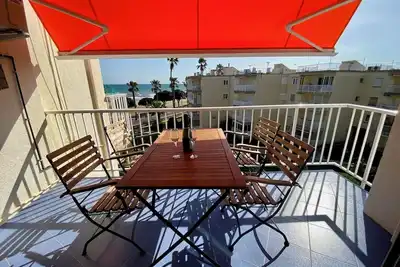 Terrasse avec vue mer, en 1ère ligne de mer  A  4mn a pieds du port et du centre