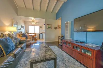 Image de Cozy, condo privé dans le village - à quelques pas de la plage!