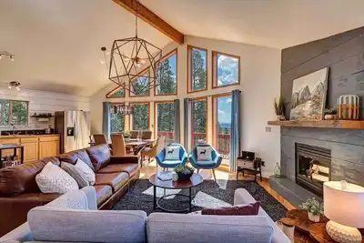 Image de High Alpine Lodge à 11 000 pieds avec une vue imprenable sur Pikes Peek et un garage pour 2 voitures!