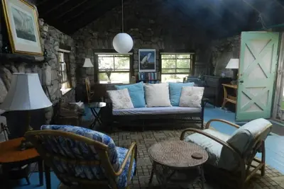 Image de Cottage historique est à quelques pas de la plage sur un magnifique domaine balnéaire!