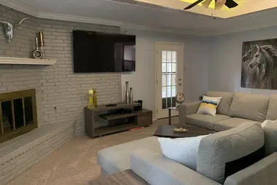 Image de Grande maison à Plano avec tout ce dont vous avez besoin pour vous sentir chez vous.