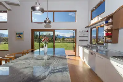 Image de Maison spacieuse de luxe avec un grand terrain isolé