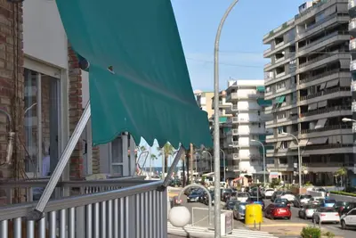 Image de 2 chambres / 2 salles de bain, Appartement récemment rénové, à 3 min de la plage