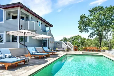 Image de Maison de campagne viticole de luxe au coeur de Healdsburg avec piscine privée.