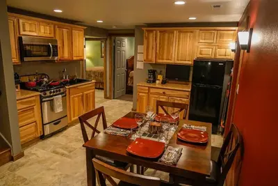 Image de Près de Um et du centre-ville. Remis à neuf 1350 pieds carrés avec salle de sport, buanderie, cuisine, patio.