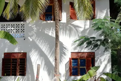 Image de Furaha Lodge à droite sur la plage de sable blanc de Jambiani