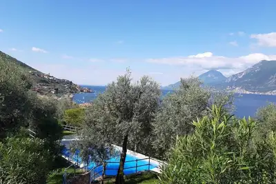 Image de Appartement avec vue sur le lac, piscine, garage et jardin privé