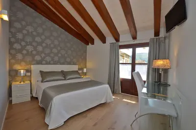 Un appartement immaculé sur la vieille place d'Ainsa