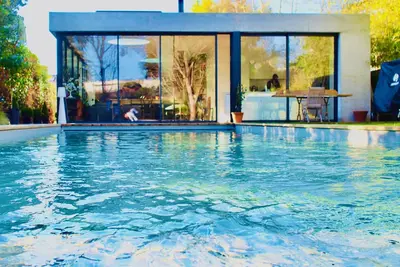 Image de Oasis de verdure et de tranquillité avec piscine et sauna