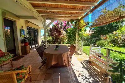 Image de Bas de Villa:Appartement Papay, F2 + studio Bwa Banbou, terrasses et jardin