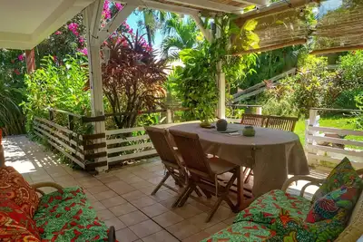 Image de Villa Fleurs des Iles: appartement Papay, F2 avec terrasses et jardin.