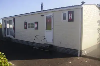 Image de chalet confortable directement sur la mer et la forêt
