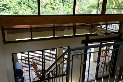 Image de Nouvelle maison spacieuse près de l'aéroport