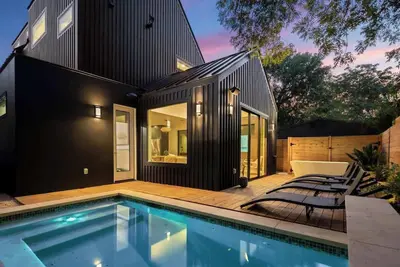 Image de Nouvelle liste! Cabane dans les arbres Eastside moderne