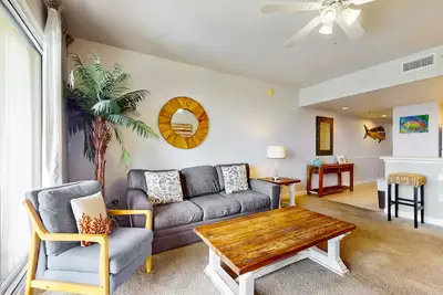 Image de Condo au bord de l’eau avec piscine commune chauffée, salle de remise en forme et théâtre